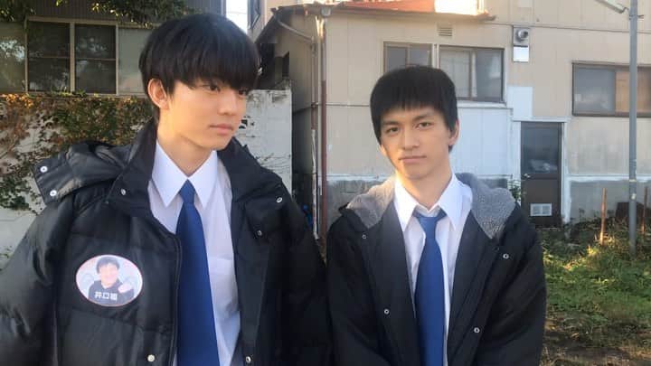 伊藤健太郎のインスタグラム：「伊藤健太郎主演・田中偉登出演映画 『惡の華』9/27（金）公開！ 本日、いよいよ完成披露試写会です！ 皆様にご覧頂ける日を迎えられ幸せです。 春日と小島の休憩時間をそっと置いておきます。 ‪観るべし！‬！！ . 予告編 https://youtu.be/smm_A9Tq6iM . 公式サイト http://akunohana-movie.jp/sp/ . @aoao_tt_  @akunohana_movie0927  #aoao  #伊藤健太郎  #惡の華  #田中偉登  #井口昇 監督 #クソムシ  #華が咲いたよ  #ハナガサイタヨ」