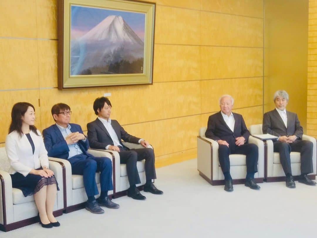 平井卓也さんのインスタグラム写真 - (平井卓也Instagram)「官邸にて、「Gサイエンス学術会議共同声明」を日本学術会議会長から総理へ手交。私も科学技術政策担当として同席しました。この共同声明は、G７サミット参加各国の科学アカデミーが、G7サミットに先立ち、世界の重要課題に関する科学的な政策提言を共同で取りまとめたものです。ありがとうございました。 #平井卓也　#自民党　#G7　#日本学術会議　#Gサイエンス」8月8日 11時42分 - hiratakuchan0125