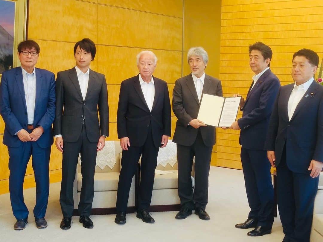 平井卓也さんのインスタグラム写真 - (平井卓也Instagram)「官邸にて、「Gサイエンス学術会議共同声明」を日本学術会議会長から総理へ手交。私も科学技術政策担当として同席しました。この共同声明は、G７サミット参加各国の科学アカデミーが、G7サミットに先立ち、世界の重要課題に関する科学的な政策提言を共同で取りまとめたものです。ありがとうございました。 #平井卓也　#自民党　#G7　#日本学術会議　#Gサイエンス」8月8日 11時42分 - hiratakuchan0125
