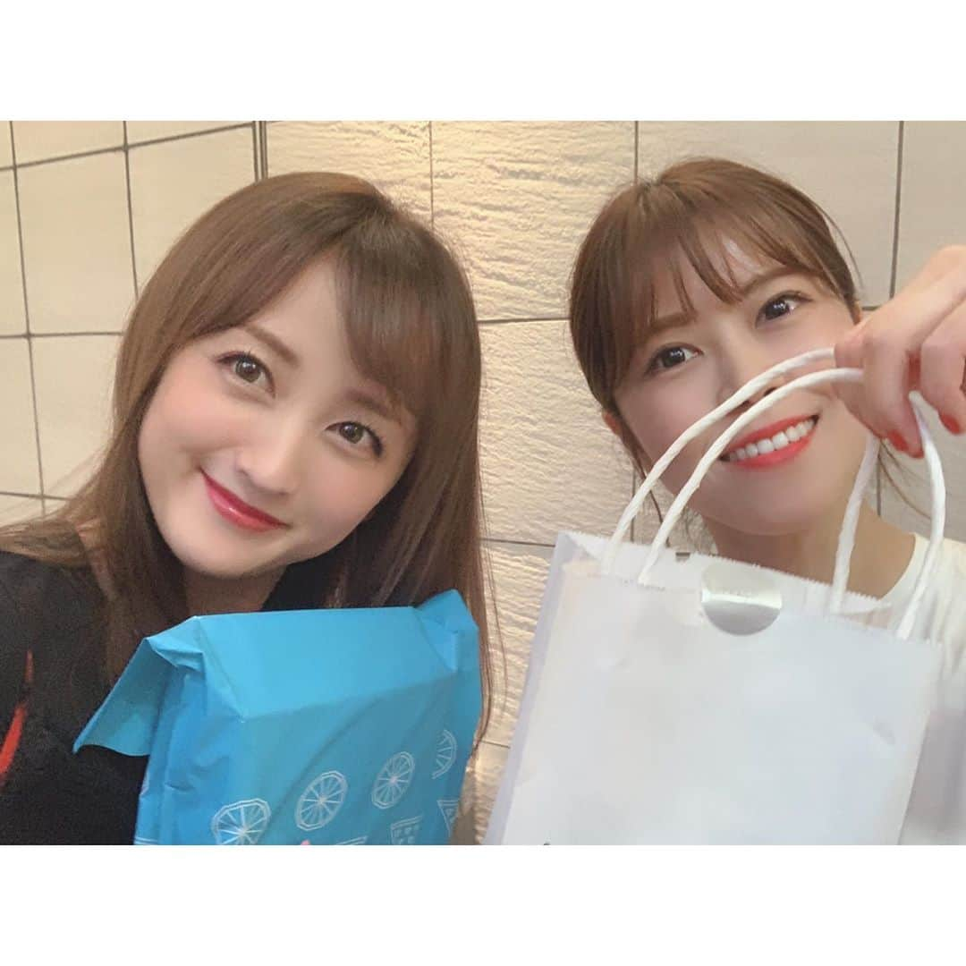 小松彩夏さんのインスタグラム写真 - (小松彩夏Instagram)「MARIS( @maris_hair )にてヘアメンテナンス💇‍♀️﻿ ﻿ 先月のブラジルから始まり、あっちこっち飛び回っていたので、ケアをしっかり出来ていなくて傷み気味だった私の髪の毛...😢﻿ ﻿ トリートメントカラーしてもらったらサラサラ復活‼️✨﻿ ﻿ MARISのトリートメントカラーは本当に凄いの✨行ったあとの指通りが違う❤️﻿ ﻿ 階段上りの動画みてもらえるとサラサラ具合が分かるはず‼️‼️(笑)﻿ ﻿ いつも私の髪の毛を担当してくれている、かなみさん( @kanami0820 )からお誕生日プレゼントを頂いてしまいました😭💕﻿ ﻿ 本当に心の底から欲しかったもの🎁笑﻿ さすがすぎて...😭💕﻿ ﻿ ありがとうございました💓💓💓﻿ ﻿ ﻿ #美容室 #ヘアサロン #表参道  #Maris #癒し #メンテナンス #maintenance #レイヤー #カット#トリートメントカラー #カラー #トリートメント #treatment  #誕生日 #プレゼント #いつも #ありがとうございます #幸せ #感謝 #hair #follow #instagood」8月8日 11時53分 - official_ayaka_502