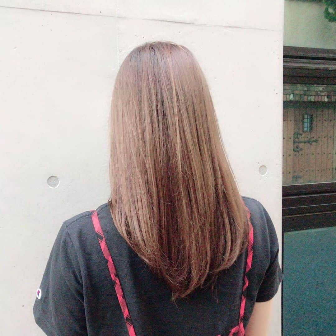 小松彩夏さんのインスタグラム写真 - (小松彩夏Instagram)「MARIS( @maris_hair )にてヘアメンテナンス💇‍♀️﻿ ﻿ 先月のブラジルから始まり、あっちこっち飛び回っていたので、ケアをしっかり出来ていなくて傷み気味だった私の髪の毛...😢﻿ ﻿ トリートメントカラーしてもらったらサラサラ復活‼️✨﻿ ﻿ MARISのトリートメントカラーは本当に凄いの✨行ったあとの指通りが違う❤️﻿ ﻿ 階段上りの動画みてもらえるとサラサラ具合が分かるはず‼️‼️(笑)﻿ ﻿ いつも私の髪の毛を担当してくれている、かなみさん( @kanami0820 )からお誕生日プレゼントを頂いてしまいました😭💕﻿ ﻿ 本当に心の底から欲しかったもの🎁笑﻿ さすがすぎて...😭💕﻿ ﻿ ありがとうございました💓💓💓﻿ ﻿ ﻿ #美容室 #ヘアサロン #表参道  #Maris #癒し #メンテナンス #maintenance #レイヤー #カット#トリートメントカラー #カラー #トリートメント #treatment  #誕生日 #プレゼント #いつも #ありがとうございます #幸せ #感謝 #hair #follow #instagood」8月8日 11時53分 - official_ayaka_502