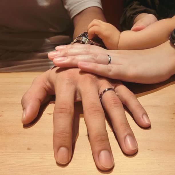 ith / イズ オーダメイド結婚指輪さんのインスタグラム写真 - (ith / イズ オーダメイド結婚指輪Instagram)「一目で結婚指輪と分かる、 プラチナのつやめき。 . 女性の指輪にはダイヤを添えて お二人の特別な指輪が完成しました。 . 指に着けると、 ご結婚の実感が深まりそうですね。 . . ▽ 指輪について 結婚指輪(男性)：アンダンテ Pt900：98,000円〜 . 結婚指輪(女性)：マルカート　 Pt900：128,000円〜 . . 公式ハッシュタグ🤳✨ #イズマリッジ . . #結婚指輪 #婚約指輪 #プロポーズ  #マリッジリング #エンゲージリング  #指輪 #ダイヤモンド #ブライダルジュエリー  #婚約 #プレ花嫁 #ペアリング #指輪選び  #ウェディングドレス #ナチュラルウェディング  #指輪探し #結婚指輪探し #ゴールドリング  #オーダーメイドリング #結婚式準備  #ウェディング小物 #花嫁 #家族 #2019秋婚 #2019冬婚 #2020春婚 #一生もの #プラチナ #シンプル結婚指輪」8月8日 11時50分 - ith_marriage