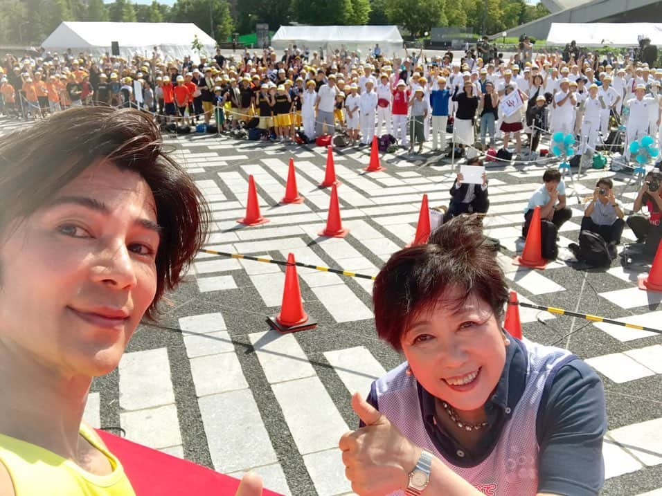 武田真治さんのインスタグラム写真 - (武田真治Instagram)「2019.8.7.#駒沢オリンピック公園での『未来(あした)への道 1000㎞縦断リレー2019』ゴール直前イベントにて #小池百合子 都知事と #ラジオ体操 させて頂きました‼️ もちろん知事にスクワットもして頂きましたよ(^O^) 想い出深い時間になりました☆ 炎天下の中たくさんのかたにお集まり頂いた皆様、本当にありがとうございました‼️ 素敵な知事、東京都オリンピック・パラリンピック準備局の皆様ありがとうございました！！！ #武田真治」8月8日 11時58分 - shinji.takeda