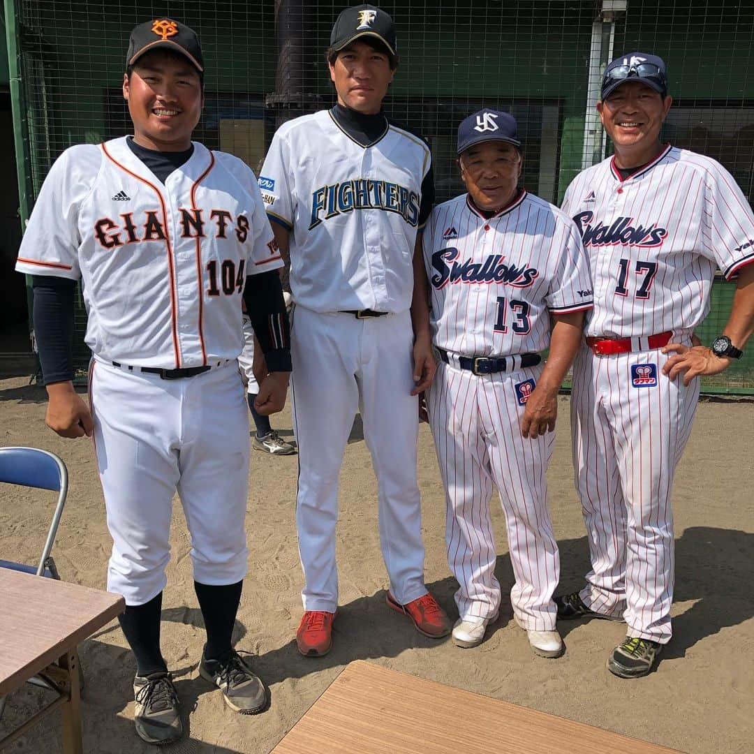 林昌範さんのインスタグラム写真 - (林昌範Instagram)「無事に北海道芦別市の野球教室が終わりました😊 子供達も何人か熱中症になりかけてましたが怪我なく終われて良かったです！ そして何十年ぶりに巨人の後輩にも会えました😁 育成選手だった谷内田選手です🤲 懐かしかったんですが肩幅が広くなりすぎてて最初誰かわかりませんでした笑 #北海道#芦別市#野球教室 #日本ハムファイターズ #ヤクルトスワローズ #読売ジャイアンツ #有澤賢持 さん#川崎憲次郎 さん#谷内田敦士  #肩幅広くなった  笑」8月8日 12時00分 - masanorihayashi24