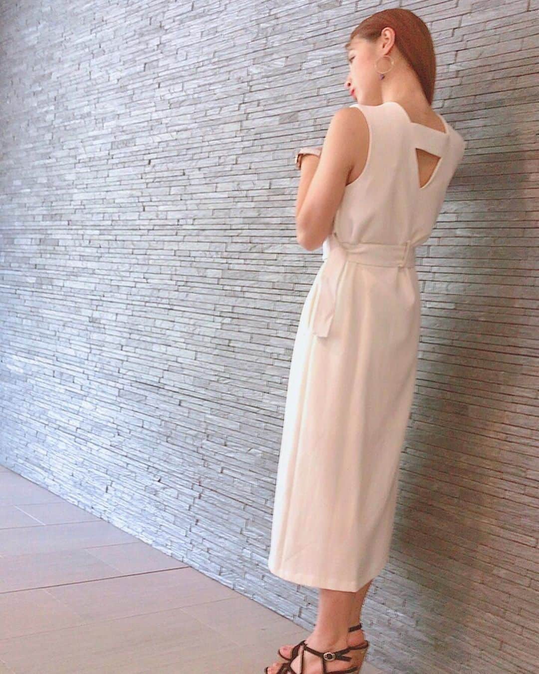 ハミ さんのインスタグラム写真 - (ハミ Instagram)「・ やっぱり白が好き⑅︎◡̈︎* 肌見せも白だと下品に見えないから◎ ・ お気に入りの @ladymade_official のワンピは2wayで着れる優秀さん😊✨ 前のスリットチャックがとんでもないところまで開くので、 ボトムと合わせても可愛いのです😆👍💕 ・ ・ ・ @ladymade_styling ・ #ladymade #fashion #chao_app」8月8日 12時00分 - hami0519