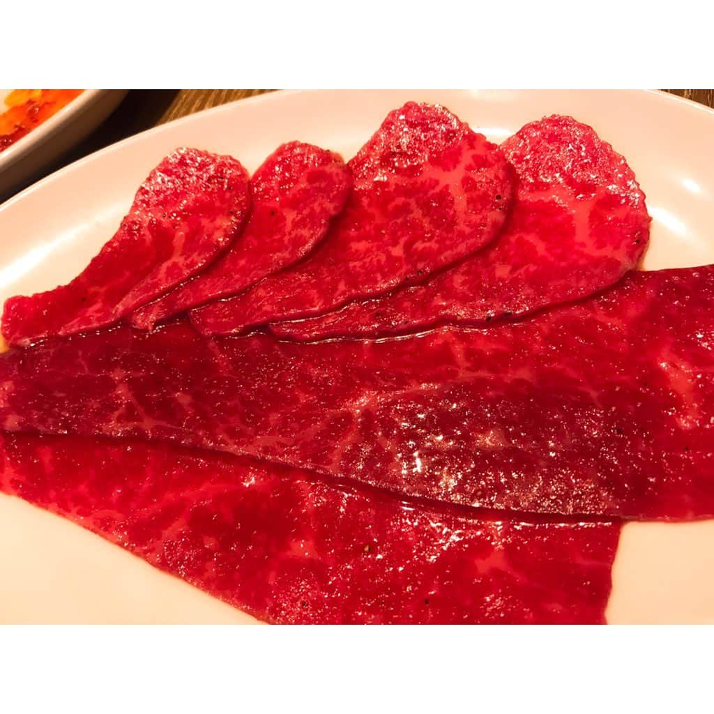 Yuuki mimuraさんのインスタグラム写真 - (Yuuki mimuraInstagram)「🥩✨ . 夏バテしてる暇はない🔥 お肉を食べてパワーチャージ💪✨ 大好きなうしごろ( @ushigoro_yakiniku )で たべごろコースを❣️ サラダも肉寿司も楽しめるし お肉の種類もちょうど良くて 焼くたびに網を変えてくれます✨ とにかくスタッフさんの気がきくお店で 最後まで気持ちよく、美味しくお食事できました💓 また行きたい🥩 . .  #駅近#駅近グルメ#グルメ#ディナー#焼肉#中目黒#焼肉#うしごろ#ushigoro#中目黒焼肉#中目黒ディナー#うしごろバンビーナカルボーネ#うしごろバンビーナ#pr#コラボベース」8月8日 12時09分 - u0829u