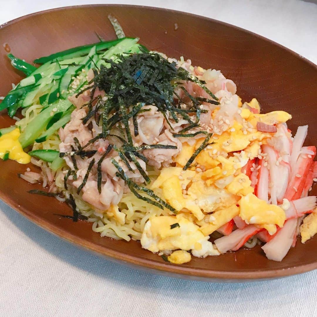 山西章博のインスタグラム：「今日のご飯。暑い日は冷やし中華なのさ！ #冷やし中華 #細麺 #茹で時間短くていいね  #具沢山  #ゴマだれより醤油派  #でも結局ゴマだれもいい #初心者主夫」