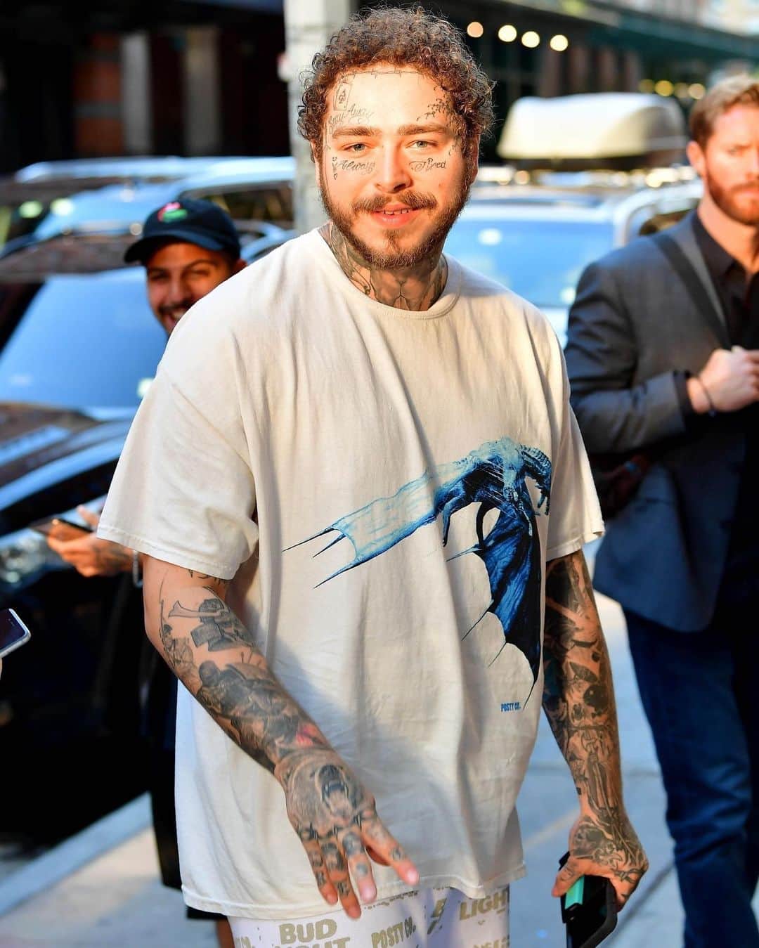 Just Jaredさんのインスタグラム写真 - (Just JaredInstagram)「@postmalone is looking happy while wearing merch from his #BudLight collection in NYC. #PostMalone Photos: Backgrid」8月8日 12時20分 - justjared