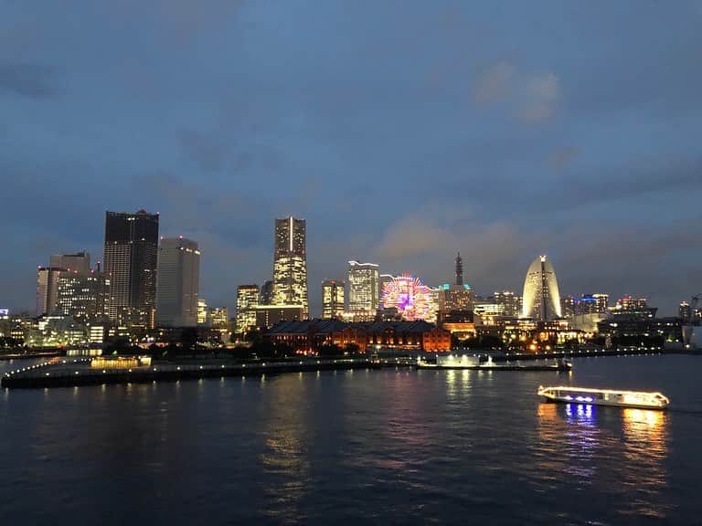 Suchmosさんのインスタグラム写真 - (SuchmosInstagram)「‪【8月”8”日】 Suchmostyle‬‪『Yokohama City Guide』#2‬ HSU & TAIKING編の映像を特別公開！‬ ‪テーマは“夜のみなとみらい”‬ ハマスタ周辺のオススメスポットをご案内！‬ . ‪さらに特設サイトのトップには過去のオフショットコラージュ写真も公開しました🏟‬ 今後“8”の付く日をお楽しみに。‬ . 全てはハマスタ特設サイトをチェック！！ ‪https://hamasta.suchmos.com/‬ . #Suchmostyle #Suchmos‬ ‪#横浜 #みなとみらい #scm0908‬」8月8日 12時12分 - scm_japan