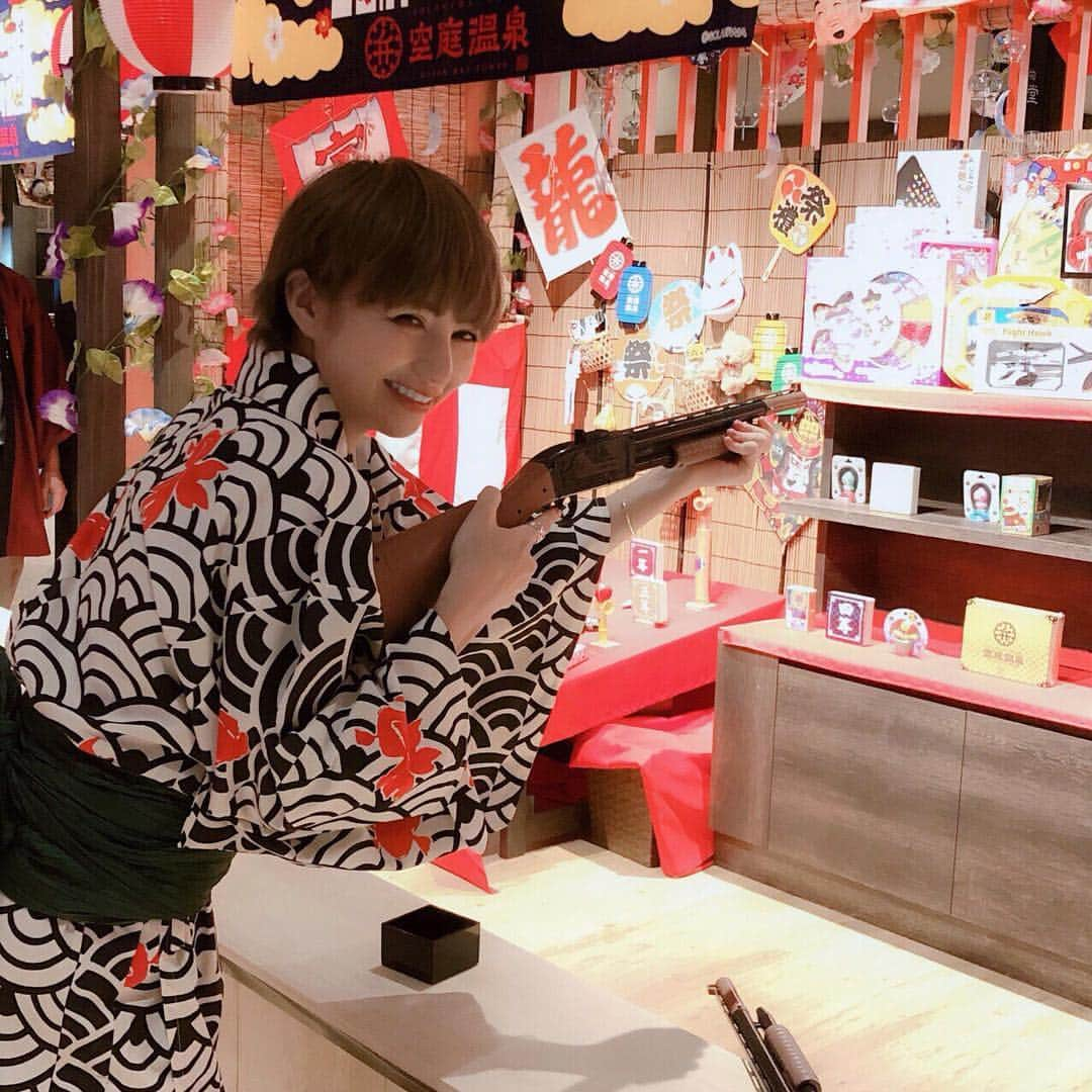 長谷川あやさんのインスタグラム写真 - (長谷川あやInstagram)「👘👘👘 #trip #travel #yukata #PR #空庭温泉 #弁天町 #夏祭り #夏フェス #solaniwaonsen #温泉 #onsen #あや旅成長日記 @solaniwaonsen ・ ・ ・ この季節にもぴったりな空庭温泉‼️ ・ 暑ぅううい季節にも楽しめる温泉で 夏ならではのアトラクションが たっぷりだったよ😋💭 ・ 浴衣を着て回る「弁天縁日」では 射程やヨーヨー釣りなどもあって 大人から子供まで楽しめるし 終電を逃しても朝まで過ごせるくらい 仮眠室や漫画もあって館内快適にすごせるの💛 ・ パウダールームも充実しているし お財布もちあるかずに精算できるので 手ぶらで楽しめるのも🙆‍♀️🙆‍♀️🙆‍♀️」8月8日 12時12分 - ayasuke_0516