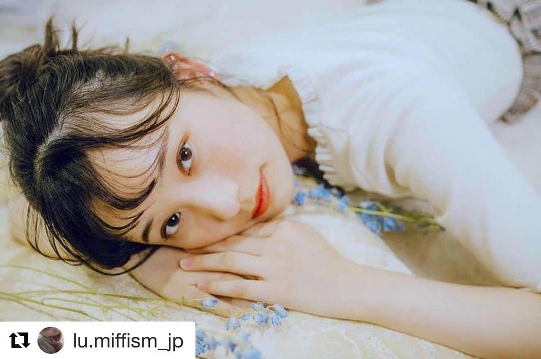 東京ベルエポック美容専門学校さんのインスタグラム写真 - (東京ベルエポック美容専門学校Instagram)「✔︎東ベル生作品撮り . Repost @lu.miffism_jp with @get_repost ・・・ . . . おんなのこはかわいい . . 学祭のパンフレット作りを担当しました 制作がしたいと自ら言ったものの そもそも中のデザインや若い子の流行とか知識なくて 可愛いって何？みたいな感覚で作りましたが みんなから好評だったし 何よりカメラマンさんの技術に助けられました そしてモデルになってくれたあかねは本当にかわいくて 撮影中もかわいいが飛び交ってて、 本当に可愛いと思ってた子にヘアメイクをして、本当にかわいくなって、しかも仕上がりも良すぎて なんて言ったらいいかわかんないけどとにかく出来上がった写真を見て声が出ませんでした お花を提供してくれたひなのにも感謝しています 雰囲気にぴったりで、かわいくて あかねとお花がかわいすぎて どうしようもなかったです ずっと私の制作を見守ってくれたくみの先生には特大の感謝を投げつけたいです 私にとって特別な学園祭になりました 先生ありがとうございました . . . #japan #hair #hairmake #作品撮り #ヘアメイク #ヘアアレンジ #美容学生 #モデル #かわいい#女の子 #花 #ドライフラワー #東ベル #美容専門学校東ベル」8月8日 12時13分 - tokyo_belle