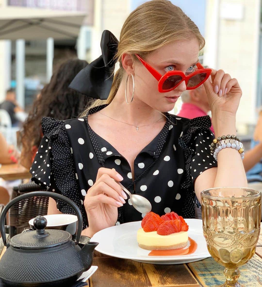 ヴラダ・ロスリャコヴァのインスタグラム：「You said skinny people don’t eat desserts? 🧐」