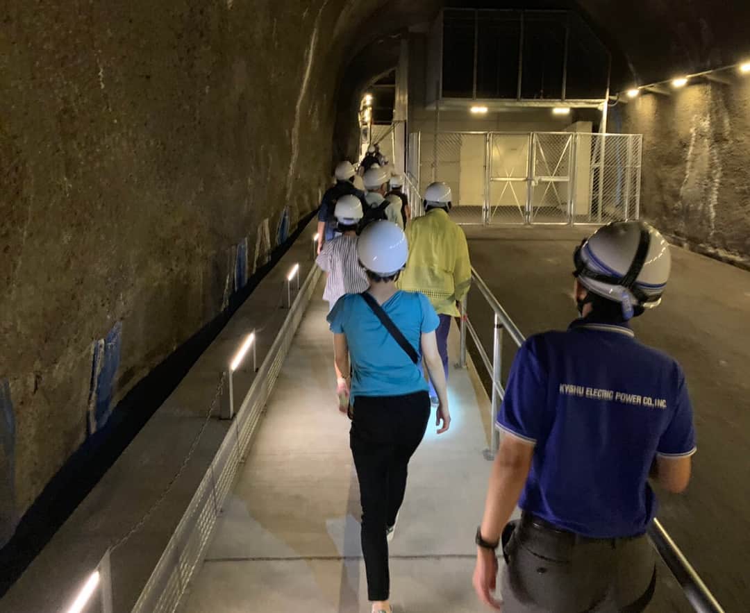 川島恵さんのインスタグラム写真 - (川島恵Instagram)「今日は「九州電力・夏休み親子バスツアー」でした！地下400ｍにある小丸川発電所を見学！地下トンネルを通って発電所へ！電気について小学生たちと一緒に学び考える、貴重な時間となりました！ご参加下さった皆様、ありがとうございました！ ・ #九州電力 #親子バスツアー #九州電力イベント  #九州電力夏休み親子バスツアー #九電 #小丸川発電所 #揚水発電所 #揚水式発電 #発電所 #水力発電  #MRT #宮崎放送 #アナウンサー #川島恵 #バスツアー #夏休み自由研究 #夏休みの思い出」8月8日 23時15分 - mrt.kawashima