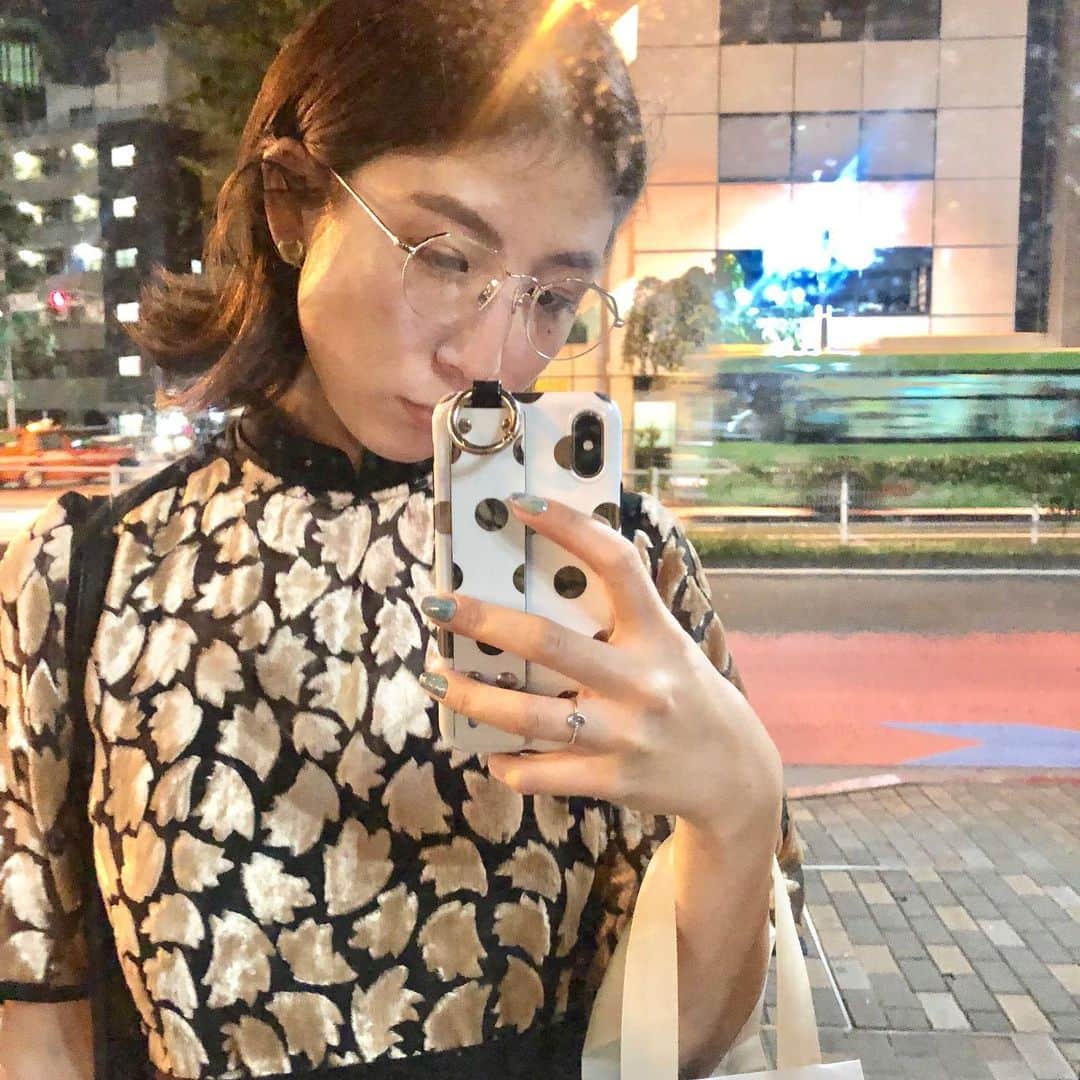 azのインスタグラム：「グダグダ言って満足してない現状を維持してる自分が一番嫌いなので、（ソコソコのレベルまで放置してしまうのだけど）やると決めたらやるんです。﻿ ﻿ 可愛げがないのは100も承知で各種行動言動しておりますが、本当は女子校育ちの童貞なだけなので不器用なところを愛して欲しいですね。﻿ ﻿ とはいえ最近は強さが溢れ出てしまいメンタルが野獣と化している。着る服にも、メイクにも、現れるのです。﻿ ﻿ とにかく馬鹿にされたり舐められるのが嫌なので、そういうことをされたらスイッチが入ります。お前、みてろよ。喉の奥までマシュマロ詰めてやっからな。って。﻿ ﻿ 下着をごっそり変えました。服の兼ね合いもありノンワイヤー、ブラトップ型が多かったのだけど、谷間を作ることに抵抗がなくなったからゴリッゴリに盛れるやつ買ったよ。私の乳も黄泉の国から蘇らせました。﻿ ﻿ 何と戦ってるのか、何に怒ってるのかと聞かれても答えられません。私は世界に怒っている。私を侵食してくる全てに怒っている。普段は温厚だけれど（たぶん）、積もりに積もって爆発するタイプなので、残念ながら黒ひげ危機一発で言うところの最後の一本を刺してしまった人、どうか私を鎮める生贄となってください。というか無条件でそうなるよ。﻿ ﻿ ということで今再びの絶好調です。頭キレッキレ。そのかわりお肌は最高にボロボロですが。﻿ ﻿ ﻿ #ワンピース﻿ #ロキト﻿ #lokitho」