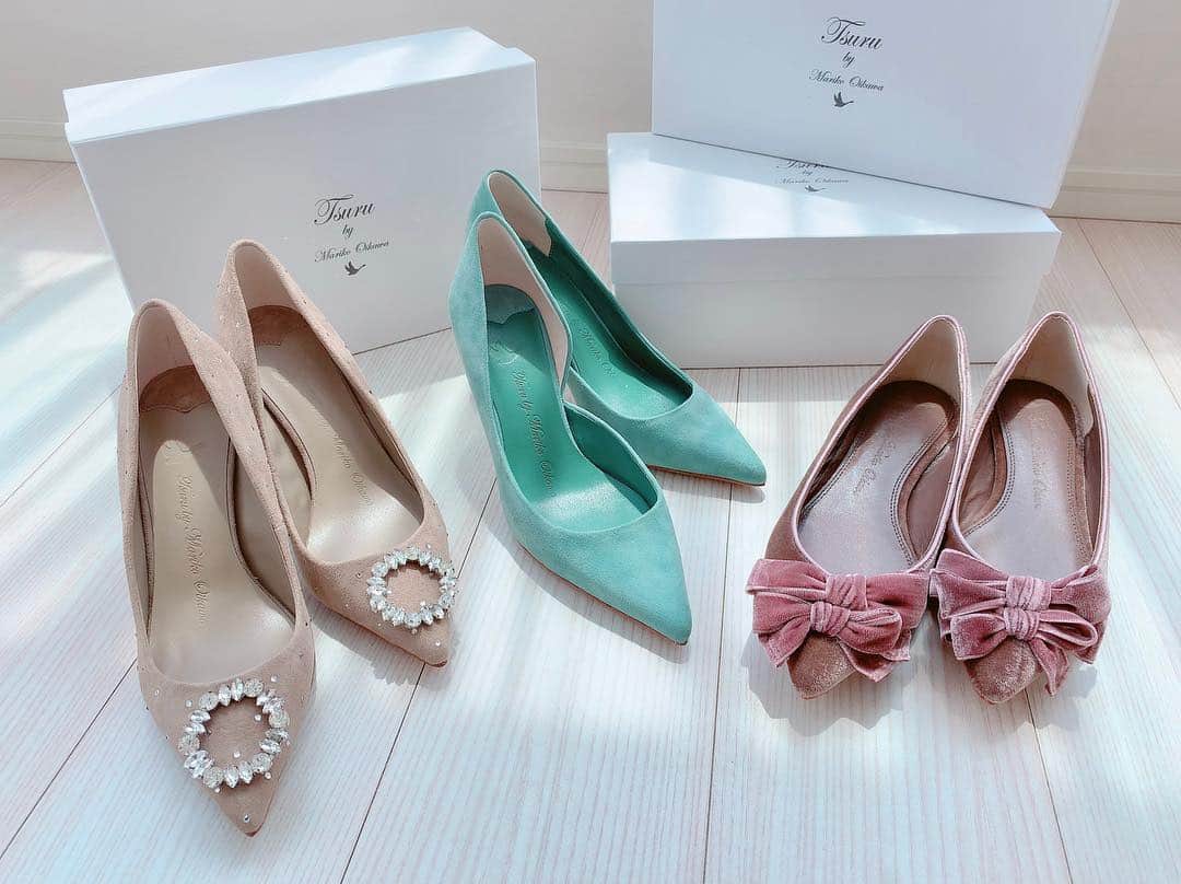 和泉佳子さんのインスタグラム写真 - (和泉佳子Instagram)「数ヶ月前にプレオーダーしていたTSURU by Mariko Oikawaの新作の靴が届きました♥️ . まずは、毎シーズン新色を買い足しているAdrianaのSEA GREEN✨ . もう何色持っているか自分でもわからないほど、たくさんコレクション中です😊（笑） . そして、今回新しく購入したデザインがLuna の TAUPE✨ . 肌馴染みの良いトープカラーとキラキラのストーンは、理屈抜きに可愛い😍 . そして、MimineのROSE✨ . 既に同じデザインのネイビーを愛用中で、ローヒールなので、プライベートでかなりヘビロテです💕 . .  #和泉佳子 #25ans #ヴァンサンカン #エレブロガー #tsurubymarikooikawa @tsurubymarikooikawa」8月8日 23時11分 - yoshiko_izumi