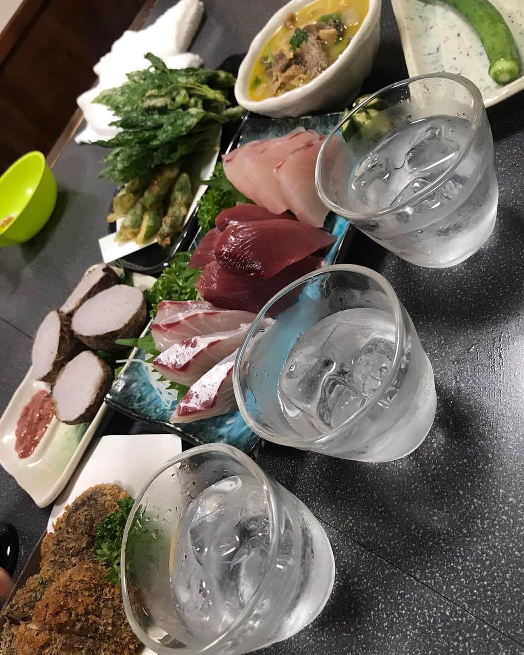 五味隆典さんのインスタグラム写真 - (五味隆典Instagram)「美味しいお酒と後輩家族とたわいもない話でリラックス😊#八丈島」8月8日 21時47分 - takanorigomi