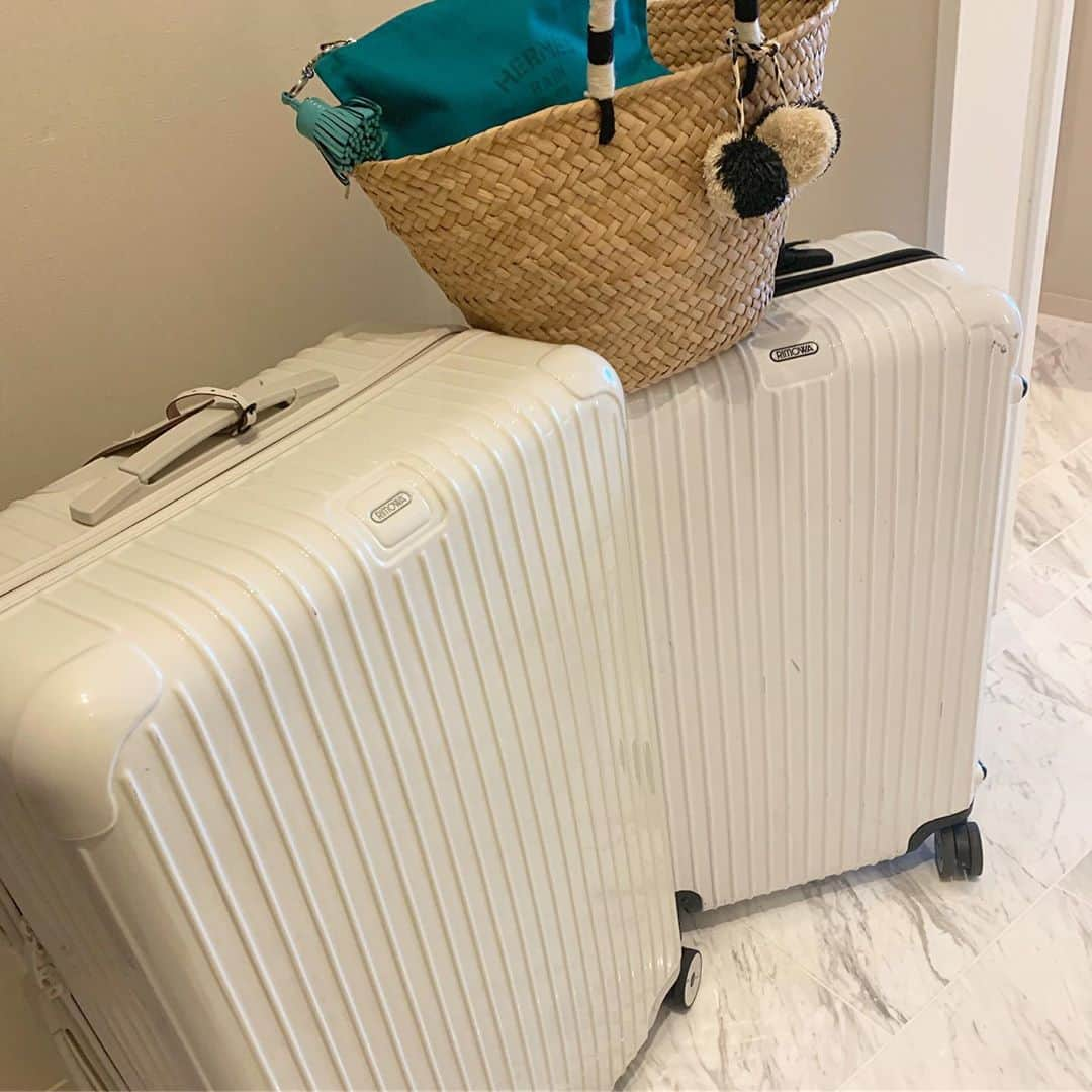 SPARAさんのインスタグラム写真 - (SPARAInstagram)「旅のお供はRimowa×united arrowsのサルサエクリュ♡♡♡ このスーツケースをアップするとびっくりするほどアクセスがあるので使う度にアップしています笑  もうかなりお気に入りでホワイトなので汚れやすいですが毎回帰ってきたら劇落ちくんで磨いています！こちらは97Lサイズなのでかなり大きいサイズですが大容量で家族分の荷物を入れるのに重宝しています！ 97Lと32Lを持っているので次はその間の58Lを狙っていますが、もう完売で買えない、、、 #Rimowa#UNITEDARROWS#salsa#salsaecru#Rimowaecru#リモワ#サルサエクリュ#リモワエクリュ#ユナイテッドアローズ別注#rimowasalsaecru」8月8日 21時47分 - spara_aco