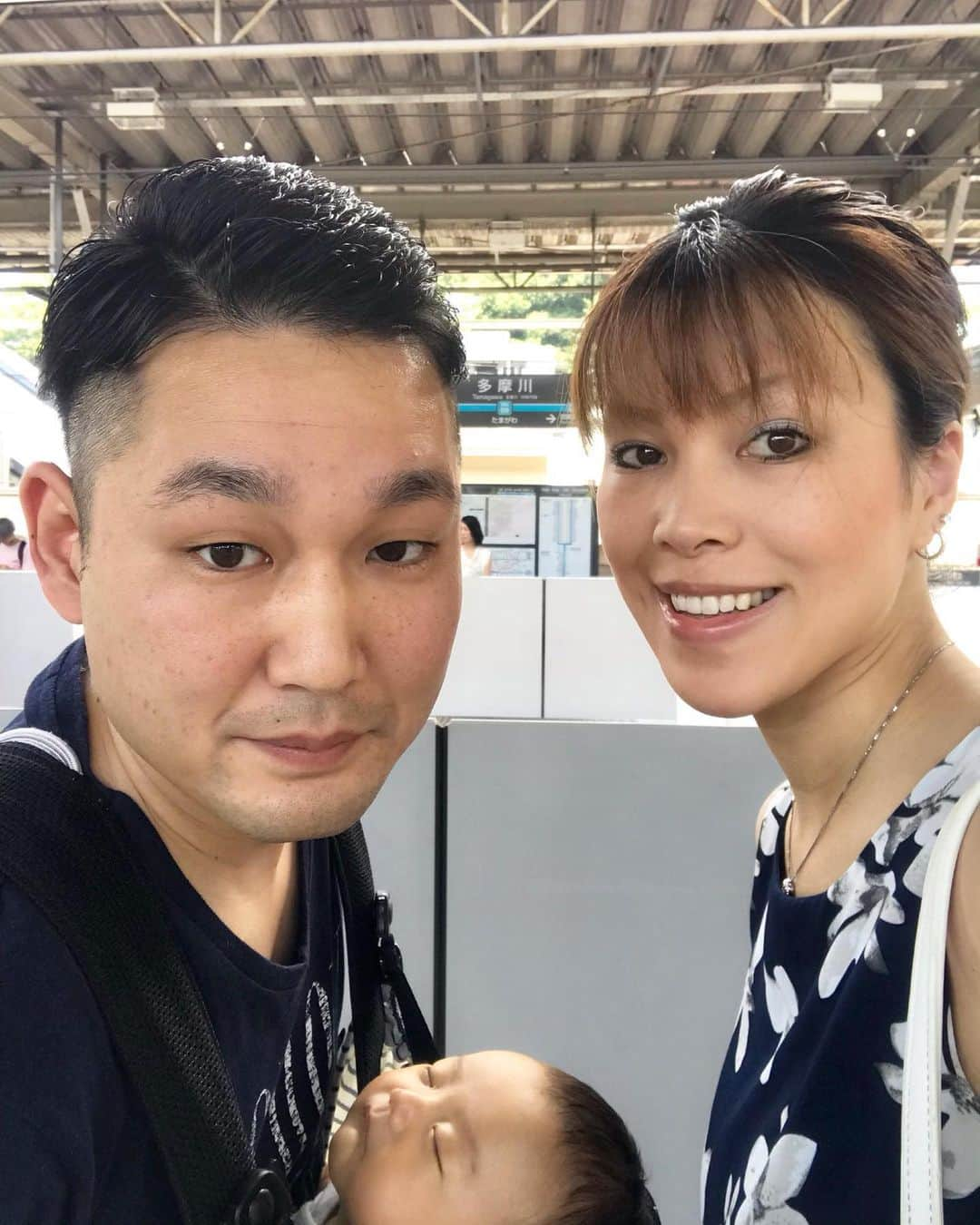 輝良まさとさんのインスタグラム写真 - (輝良まさとInstagram)「・ 主人、お盆休みに突入し、初めて3人でお出掛けしました😆❣️ ・ 抱っこ紐で出掛けたのですが、家出る時に『抱っこしたい⁉️私しようか⁉️』と聞くと『俺するよ』と… オムツ替えとかで真那人をおろす度に『疲れたでしょ？変わるよ？』と言っても『いや、いい‼️』と… 歩いてる時とかも2枚目のようにずーーっと真那人の事見てるし、手まで繋いでるから『可愛いくて離れたくないの？』と聞いたら『うん、抱っこしてたい』と🤣笑 ・ 普段仕事から帰ってくると、ほぼ真那人は寝てしまっていることが多いので、起きてる真那人と出掛けられるのが嬉しかったようです😆❤️ ・ 結局家に帰るまでずーっと主人が抱っこしてたので、私は楽させてもらいました👍 真那人も沢山パパに抱っこしてもらえて良かったね💓 ・ ・ ・ #天使ママ#レインボーベビー#レインボーベビー真那人#令和元年ベビー#6月生まれ#乳幼児#1ヶ月#赤ちゃん#赤ちゃんのいる生活#可愛い#愛おしい#新米ママ#育児#手探り#奮闘中#頑張ります#お盆休み#家族3人#初めてのお出掛け#パパ抱っこ#良かったね」8月8日 21時41分 - kirahama0703