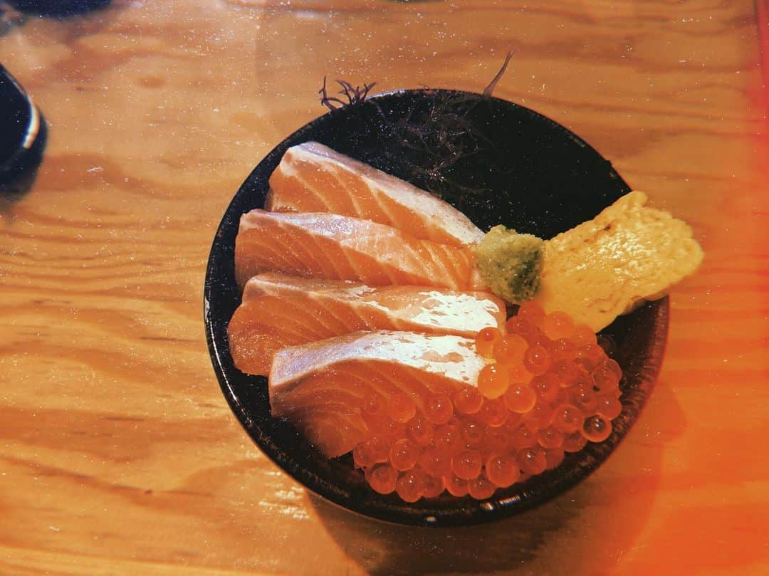 ミウラウチュウのインスタグラム：「lo-fiでとっちゃったから場末感でてるけど、いくらサーモン美味しかったよ in 波の。甲子園やってて食べ終わる頃にちょうど藤蔭の夏が終わりました。ナイスファイト大分県。負けた方が歌えば全校一回ずつ校歌聴けるなとか無駄なことを考えました。勝った方は毎回 砂もって帰るのかあ。」