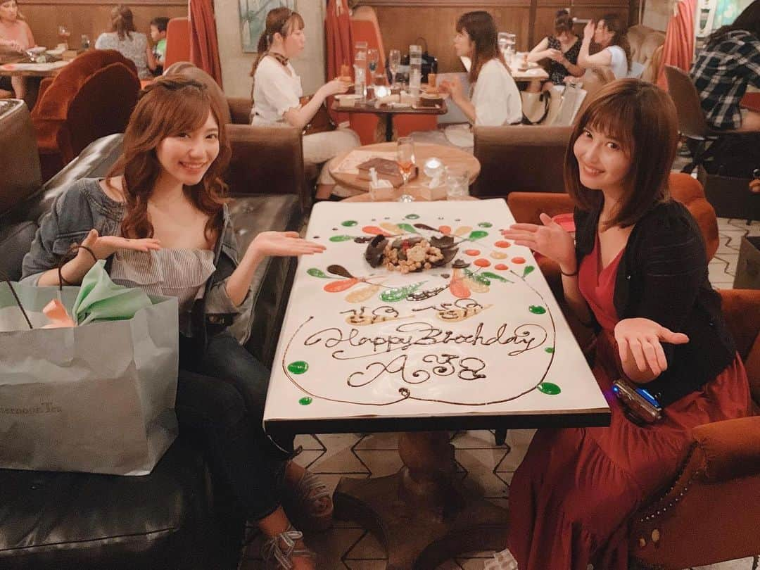 川本愛彩さんのインスタグラム写真 - (川本愛彩Instagram)「先日 Solomons でみなみんに 誕生日サプライズして貰いました💓 . いつもインスタ映えする様な 素敵なお店をchoiceしてくれる みなみん(*^^*) 目の前で、テーブルいっぱいの Birthdayメッセージに感動しちゃいました😭✨ . . 周りの人を大事にする みなみんだから周りに愛されて 常に笑顔でおれるんやな〜(*ˊ ˋ*） . ブラボー👏👏 . ホントに自慢の先輩です😍💓 . 因みに8月24日で22才になります♪ . . . #solomons #restaurant #birthday #surprise #message #誕生日 #サプライズ #お祝い #嬉しい #インスタ映え」8月8日 21時45分 - aya_s.collection