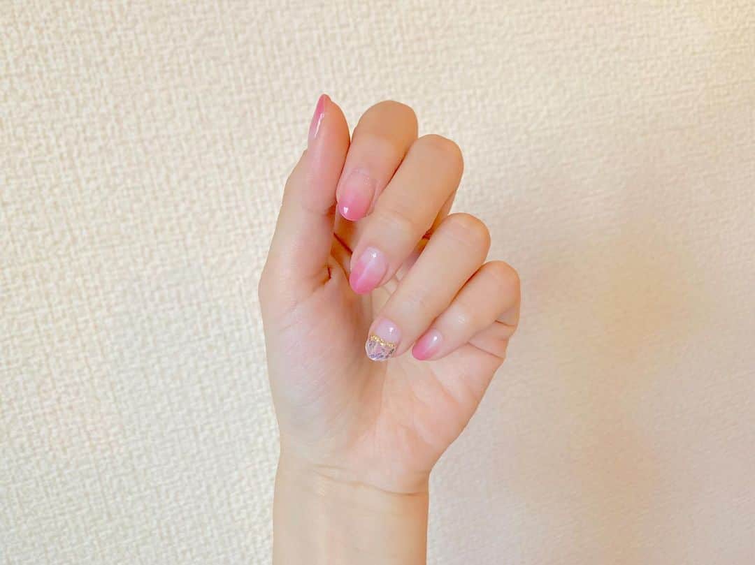 八木沙季のインスタグラム：「💅💅 . newネイル！ 載せるの忘れてた🥺💦 8月はりおちゃんのお誕生日なので 濃いピンクにしたよ💗 グラデーション！！ 薬指はホログラムでキラキラにしてもらったよ✨ . #newnail  #ネイル  #グラデーションネイル」