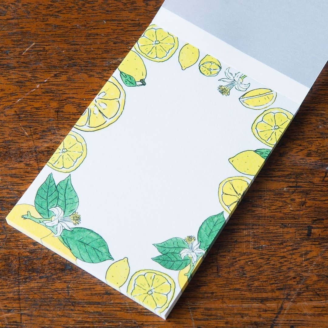 手紙社さんのインスタグラム写真 - (手紙社Instagram)「【手紙社オンラインショップ：イザベル・ボワノ／メモパッド「レモン」 】 じっとりと汗ばむ季節。爽やかなレモンが嬉しいですよね。本日ご紹介するのは、フランス在住のイラストレーター、イザベル・ボワノさんが手がけたメモパッド「レモン」。可愛いながらも甘すぎない独特な線画で書かれたレモン柄のメモパッドは、一筆箋としてもお使いいただけます。表のイラスト面はザラザラ、裏面はツルツルと、両面で手触りの違う味わい深い紙を使用しました。 . こちらの商品は、手紙舎 2nd STORYでもお求めいただけます。 . ▶︎詳細は、プロフィールページのリンク「手紙社公式サイト」→online shopへ  #手紙社online #手紙社 #手紙舎 #オンラインショップ #tegamisha #イザベルボワノ#レモン#メモ」8月8日 21時45分 - tegamisha
