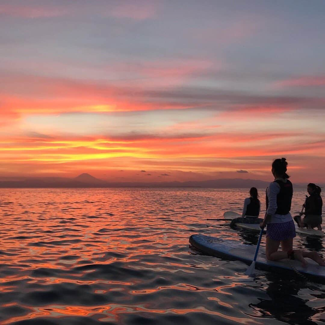 高松いくさんのインスタグラム写真 - (高松いくInstagram)「海の上でみんなで見た この景色は、一生忘れられない。  今週末の 『三崎SupCruise ツアー』 10日(土曜日)は 午前、午後共に満員御礼ですm(_ _)m❤️ 11日(日曜日)は キャンセルが出ましたので 11:30〜【残り2名】 になりました。  台風なんてーー吹き飛ばしてやるぅ〜 ＼＼\٩(๑`^´๑)۶//／／ #三浦半島  #三崎 #油壺 #sup #yoga #supyoga #小網代の森 #森林浴 #露天風呂 #マグロ丼 #sunset #fujimountain #夕焼け #サンセット #富士山 #海 #森 #冒険の夏 #夏休み #絵日記」8月8日 21時46分 - iku_takamatsu_trip_sup_yoga