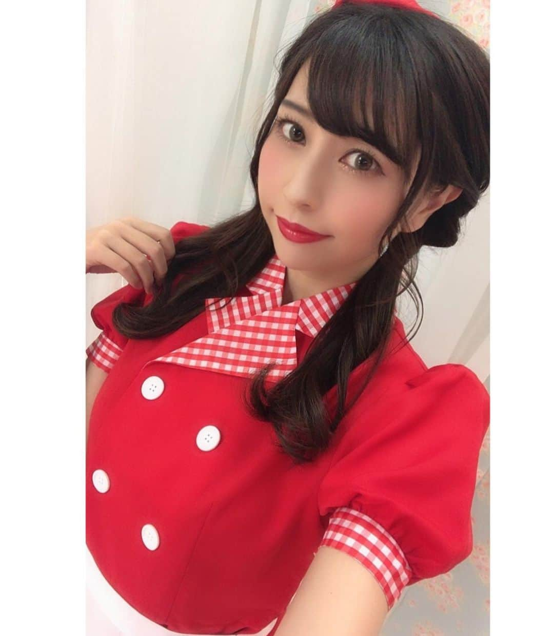 緑川ちひろのインスタグラム：「ダイナーガールのコスプレ✨ 前にハロウィンでお友達と4人でお揃いで買ったやつ〜🥳 ツインテール似合わないけどこの撮影の日はしてみました…。 知らない人も多いかと思いますが、わたし結構ガチめのコスプレイヤーでコミケで写真集出したりもしてたのですが、、今度そういう写真もアップしてみようかな🤔  #グラビア #グラビアアイドル #レースクイーン #キャンギャル #イベントコンパニオン #モデル #撮影会モデル #タレント #ハーフ顔 #黒髪ロング #美女 #かわいい#写真好きな人と繋がりたい #お酒好きな人と繋がりたい #followme #カメラ好きな人と繋がりたい #コスプレ #コスプレイヤー #ダイナーガール #ウェイトレス #ツインテール #赤コーデ」