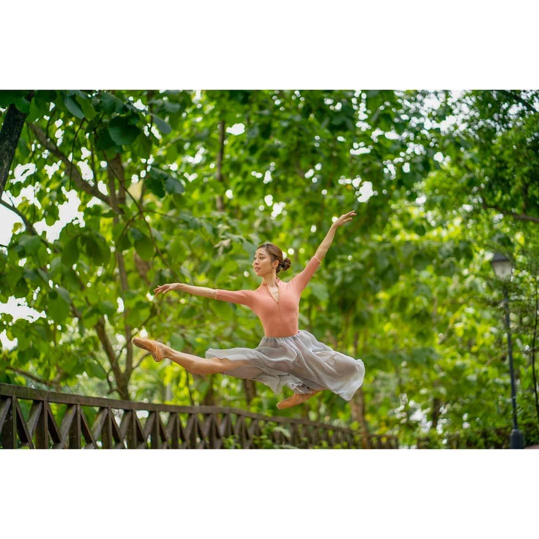 峯岸伽奈のインスタグラム：「. . .  jumping to long weekend!!🙌 . 📷@take_dance_photo  #balletphotoshoot #balletphotography  #sonya7ii #sonyalpha  #yumikoleotard #bealpha　#sonyforher　#sonysingapore #バレエ #バレリーナ」