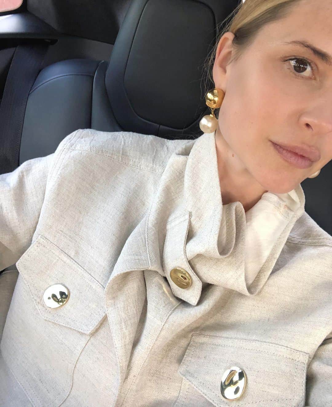 ペニーレ・タイスベックのインスタグラム：「| Borrowed earrings from @vestiaireco | I’m supporting my best friend @alexcarl who curated a beautiful selection for CPHFW♻️」