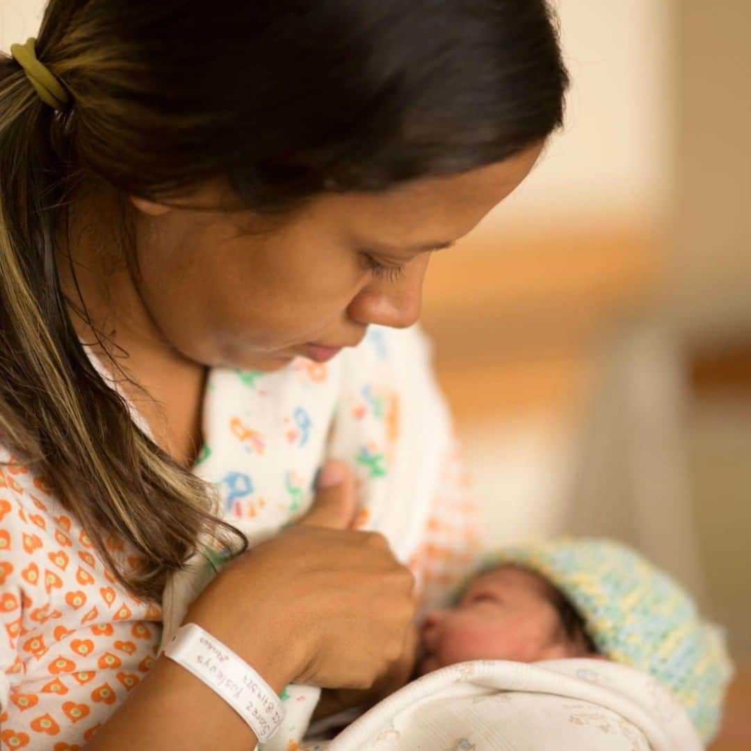 unicefさんのインスタグラム写真 - (unicefInstagram)「Breast milk gives a healthy boost to growing brains.  Children who are breastfed grow up to achieve more in school and earn higher incomes as adults. But this good start to life depends on family-friendly policies to support breastfeeding. #EarlyMomentsMatter ©UNICEF Venezuela/2019/Velazquez」8月8日 21時55分 - unicef