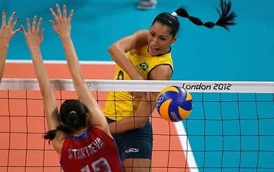 ジャケリネ・カルバリョさんのインスタグラム写真 - (ジャケリネ・カルバリョInstagram)「7 anos de um jogo histórico e eletrizante!!! 🏐 Quem aí lembra do nosso jogo BRASIL x RÚSSIA ??? 🥇🥇 . #tbt #saudades #olimpiadas」8月8日 22時05分 - jaqueline