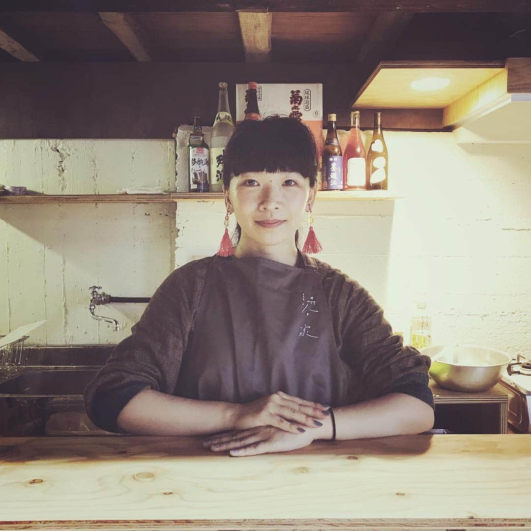 青葉市子さんのインスタグラム写真 - (青葉市子Instagram)「BAR 詩人の家 、区長さんはじめ、地元の方々、仙台から1時間半車を走らせて来てくださった方、ありがとうございました。 . 今日のメニューは、 ・金華サバときゅうりのミョウガ梅和え ・おとといあがったツチクジラの甘辛焼き ・区長さんから頂いた余目のあんちゃ豆 ・ご近所さんから頂いたお野菜と豚のオイスターソース炒め ・ソーミンチャンプルー ・桃 などなどでした。 . 今日もツチクジラの解体があり、見に行った吉増剛造さんが頂いた歯を握りしめて戻ってきました。 鮎川ならではの風景、食。 . 明日も16:00〜19:00まで。 ドリンクのオーダーで、おふるまいが付いてきます。 お酒はメニュー以外にも、沖縄から届いた泡盛・夢航海や、日本酒は墨廼江、ワインは目黒浩敬さんのFattoria AL FIOREをお出ししています🍷 ソフトドリンクにはKUJIRANOSHIPPOの皆さんが作った石巻の塩サイダーやノンアルコールビールなど。 お待ちしております。 . @rebornartfestival  @shijinnoie  #rebornartfestival2019  #raf2019」8月8日 21時58分 - ichikoaoba