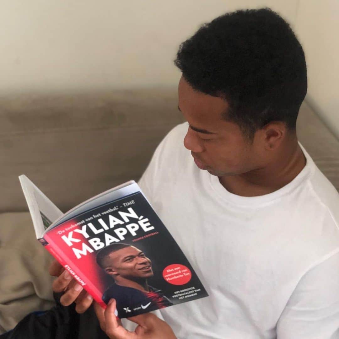 ウルビー・エマヌエルソンのインスタグラム：「Will he be the Next best?? Get your copy 📖 ⚽, link in bio! #kylianmbappe #mbappe #psg #voetbalnieuws #biografie」