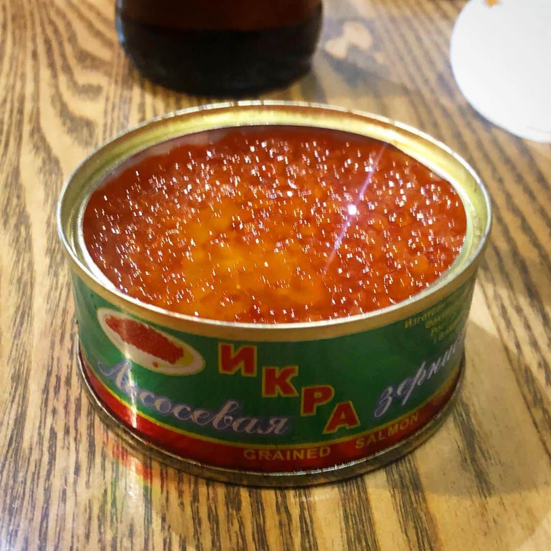 小宮山雄飛さんのインスタグラム写真 - (小宮山雄飛Instagram)「ウラジオストク呑みのお供の缶つまは、イクラの缶詰だよ。」8月8日 21時58分 - yuhikomiyama