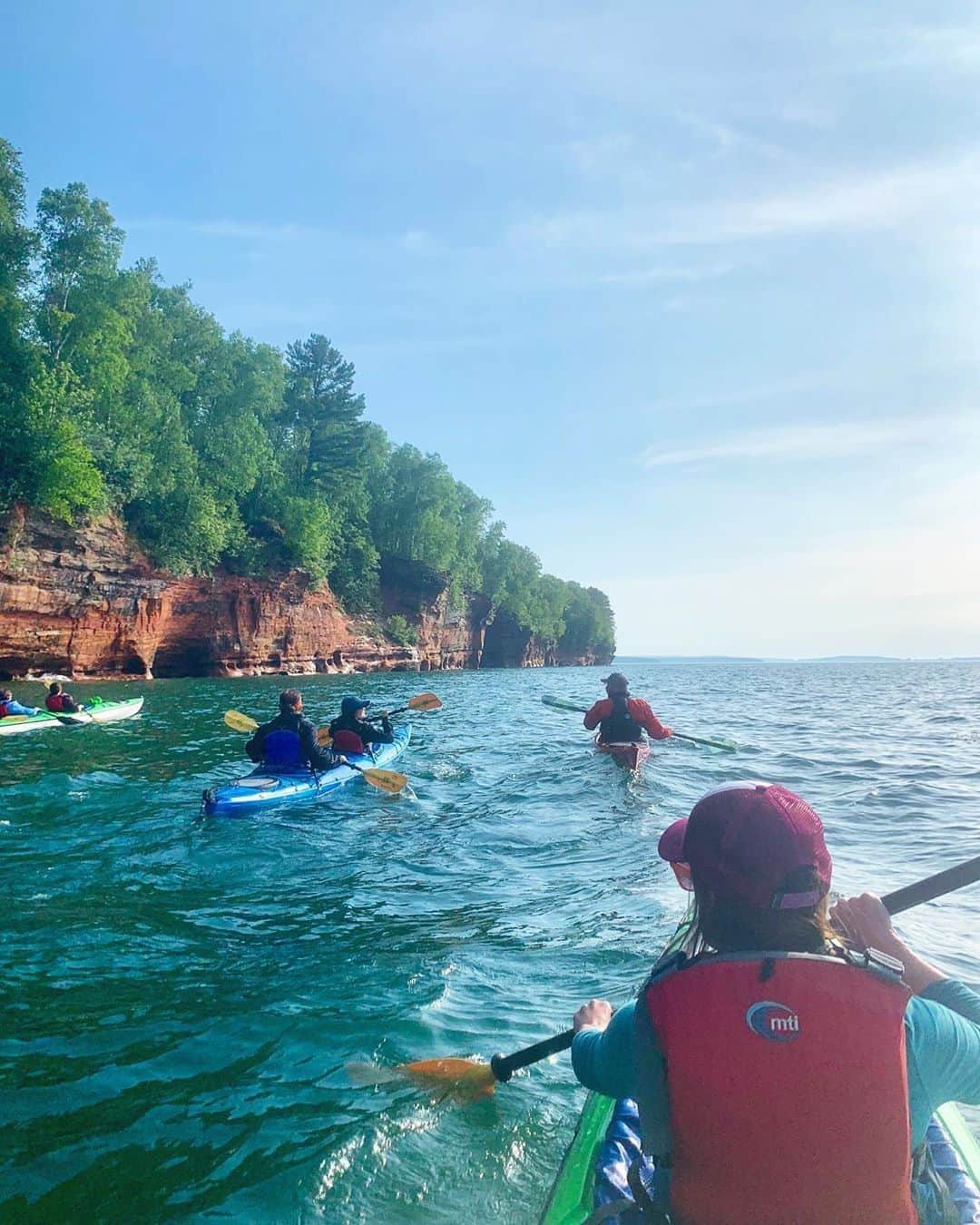 Visit The USAさんのインスタグラム写真 - (Visit The USAInstagram)「"I’m so lucky to live in a state surrounded by some of the largest lakes on the planet!" Apostle Islands National Lakeshore is located in Bayfield, Wisconsin on Lake Superior and is definitely a prime location for summer fun! 🚣🏻‍ Which US lake destinations do you want to visit this summer? 📷: @amandaannrohde #VisitTheUSA」8月8日 22時00分 - visittheusa