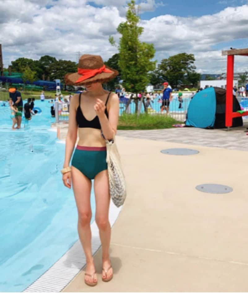 ree_mstorynさんのインスタグラム写真 - (ree_mstorynInstagram)「#pool 10年以上ぶりに 水着を新調しました👙 UNIQLO Uのシームレススイムウェア ハイウエストの安心感♡ ・ ・ #uniqlou #水着 #swimwear #シームレススイムブラ #シームレススイムショーツ #ユニ女 #ハワイアナス #havaianas #ビーサン #ネットバッグ #filt #プールコーデ #大人の水着 #ハイウエスト #summer #summervacation #vsco #vscam」8月8日 22時00分 - ree_mstoryn