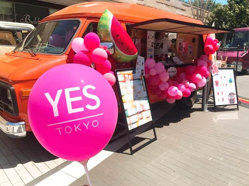 のインスタグラム：「. . RISE WONDER GARDEN〜虹のマルシェ〜 8月8日より、YES TOKYO出店しております！🍉 . 大人気のスイカのジュース🍉や、 アサイーボウル、自家製レモネード🍋 などなど！ 暑いこの時期にぴったりのメニューが揃っています♪ . また、ご購入者のお子様に YES TOKYOオリジナル風船🎈プレゼントをさせていただきます🎁 . イベントも大変盛り上がっていますので 二子玉川に遊びにいらした際は、 是非是非YES TOKYOの期間限定商品をお楽しみください☺︎ . . . @yestokyo #YES #TOKYO  #yestokyo #yoga #yogini #trunkhotel #coldpressedjuice #juice  #ヨガ #ヨガスタジオ #コールドプレスジュース #ジュースクレンズ #オーガニック #mctオイル #野菜ジュース #ジュース #スムージー #中目黒 #二子玉川 #二子玉川ライズ #代官山  #渋谷 #福岡 #横浜  #ダイエット #ケータリング #ファスティング #アサイーボウル #にこたま」