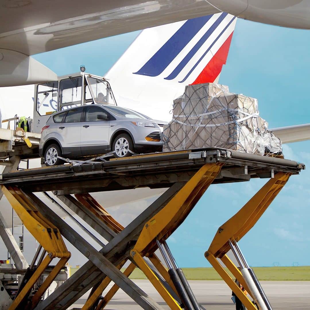エールフランスのインスタグラム：「Our cargo plane delivering adventures & experiences under vivid blue, white and red colors. Notre avion cargo, transporteur officiel d'aventures & expériences sur fond bleu, blanc et rouge  #AirFrance #Franceisintheair」