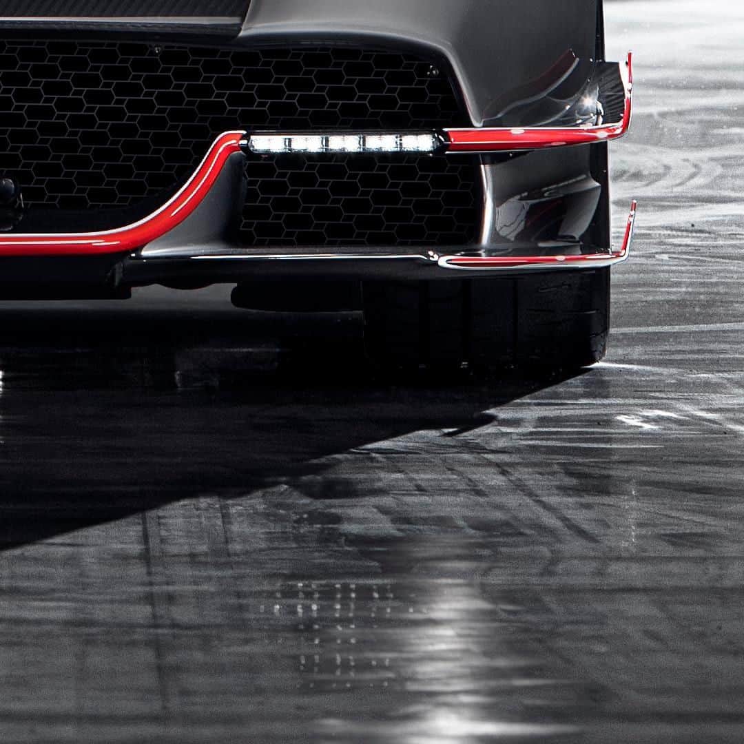 パガーニ・アウトモビリのインスタグラム：「To achieve the ambitious target of 500 kg of aerodynamic load at 280 km/h, the team focused on finding a balance between its internal air-flows system and its external aerodynamically-sleek silhouette in all driving conditions.  #discoveringbc #pagani #huayra #roadsterbc」
