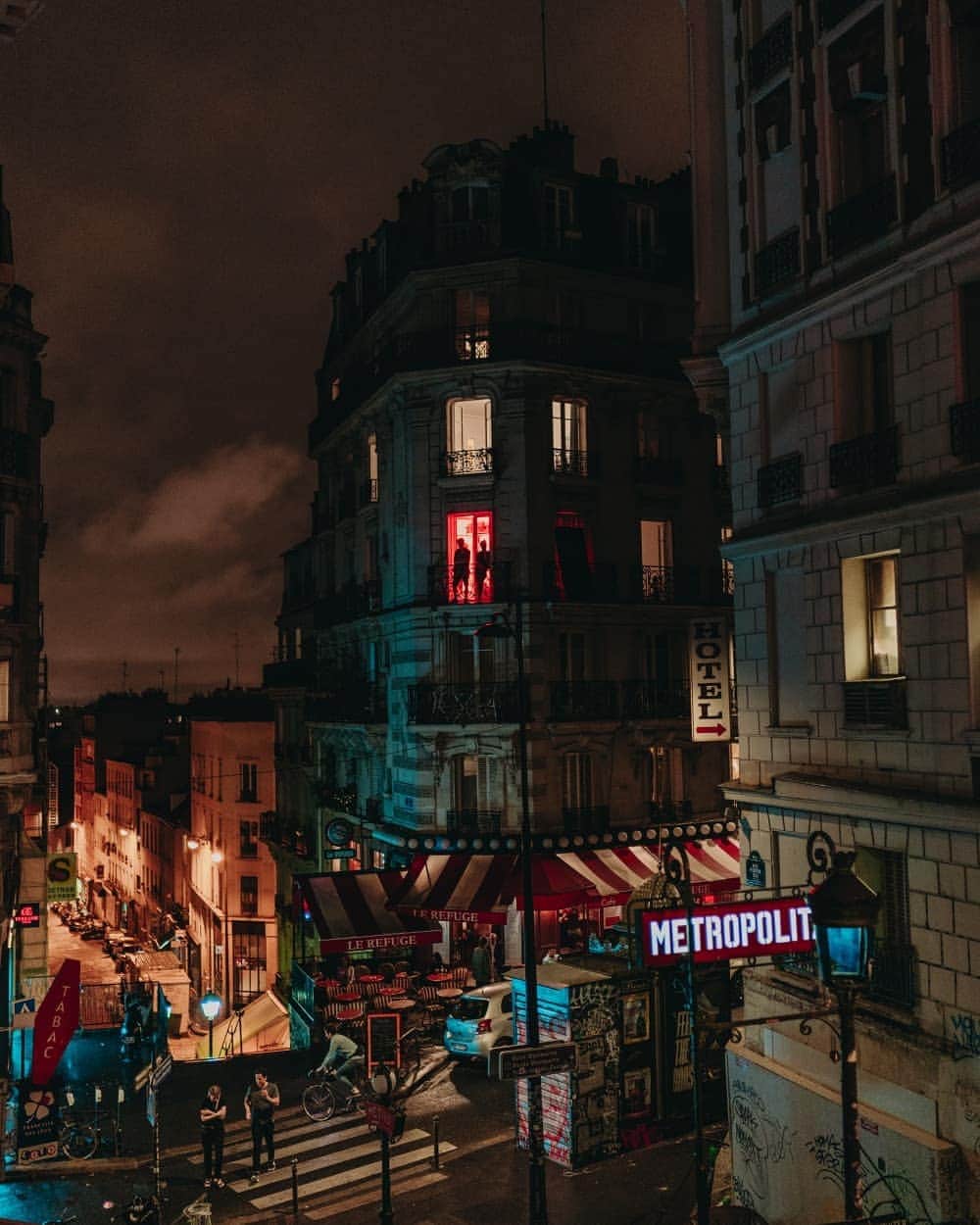 Putri Anindyaのインスタグラム：「a movie scene // Paris is like my second home. I wander around this city quite often. Looking for a scene that will look good for my nostalgia machine. Yet somehow, this city still surprised me. This scene is a very good example of why I love Paris. An accidentally movie set, just right in the corner of my favorite metro station. . . Do you have any favorite movie that set in Paris? Mine are Amélie and Before Sunset ❤️ what's yours? . .  Taken with @sonyalpha_id #A7iii 35mm f1.4 #sonyalpha #sonyalpha_id」