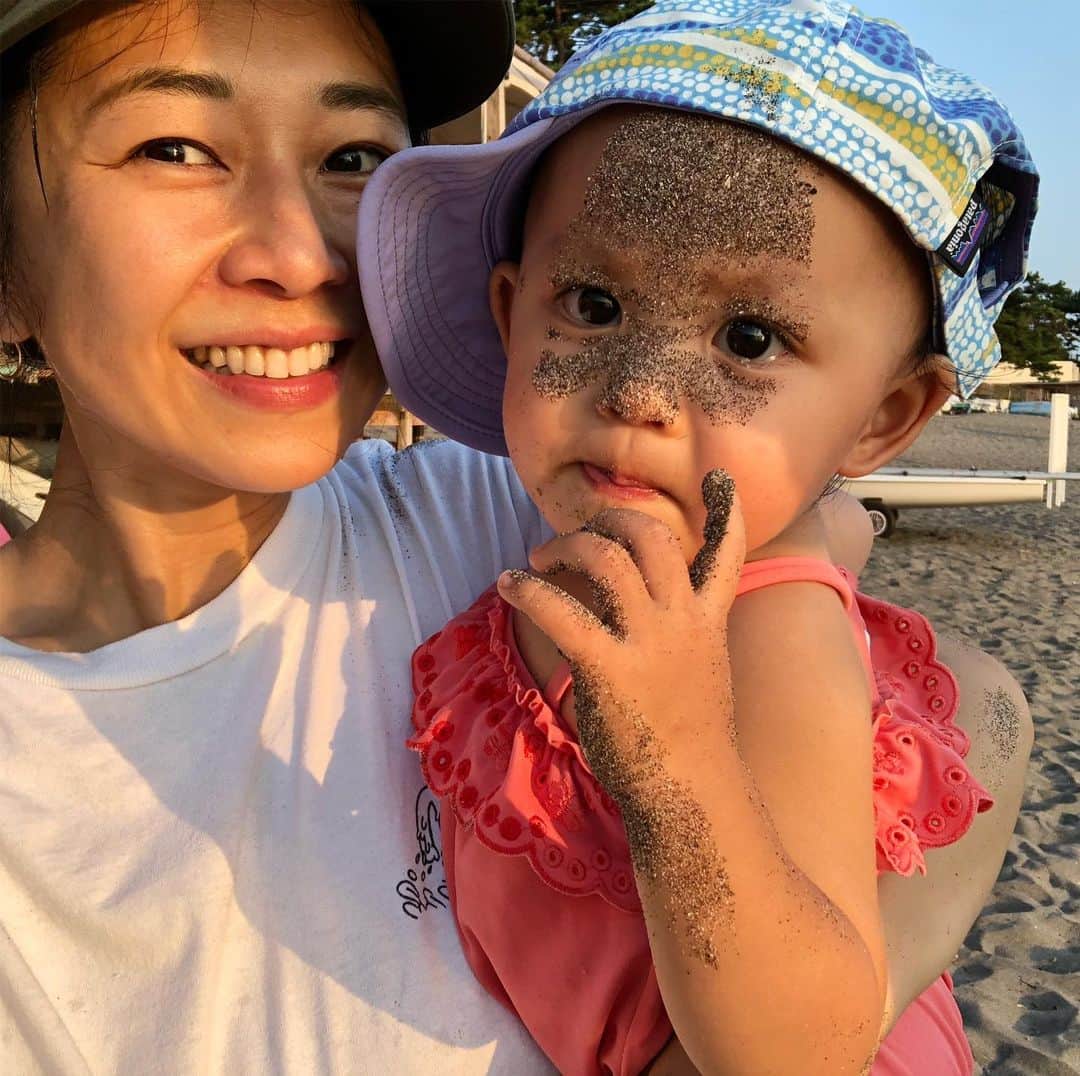 YOPPYさんのインスタグラム写真 - (YOPPYInstagram)「. 最近好きな歌がある 恥ずかしいから 敢えてその歌の事は私だけの秘密として その歌は歌詞とか全て明るい未来へ向かっている曲な訳なんだが 2番目のBの部分を聴くと 心がギュッと締め付けられる そして 目がウルウルなる  子育てをして 育児書を何冊か読んだ 医学的根拠 科学的根拠 それらは 裏付けられる内容として多く記されている それらは 平均値と結果にしか過ぎないと思い ページをめくっていた  歌の中にある なんとも表現できないこの心が締め付けれる想いや そういった事は なんの根拠もなく ただその人自身に流れ込む訳であり とてもエモーショナルでファンタジーで インディペンデント  私は 根拠に基づき 証明される事よりも 表現出来ない 何かに 心を締め付けれるのを感じれる方で在りたい  とジンジン感じている  平均ってのは一体どこからどこまでで取るのだろうか  #医学的根拠 #科学的根拠」8月8日 22時03分 - yoyoyopico