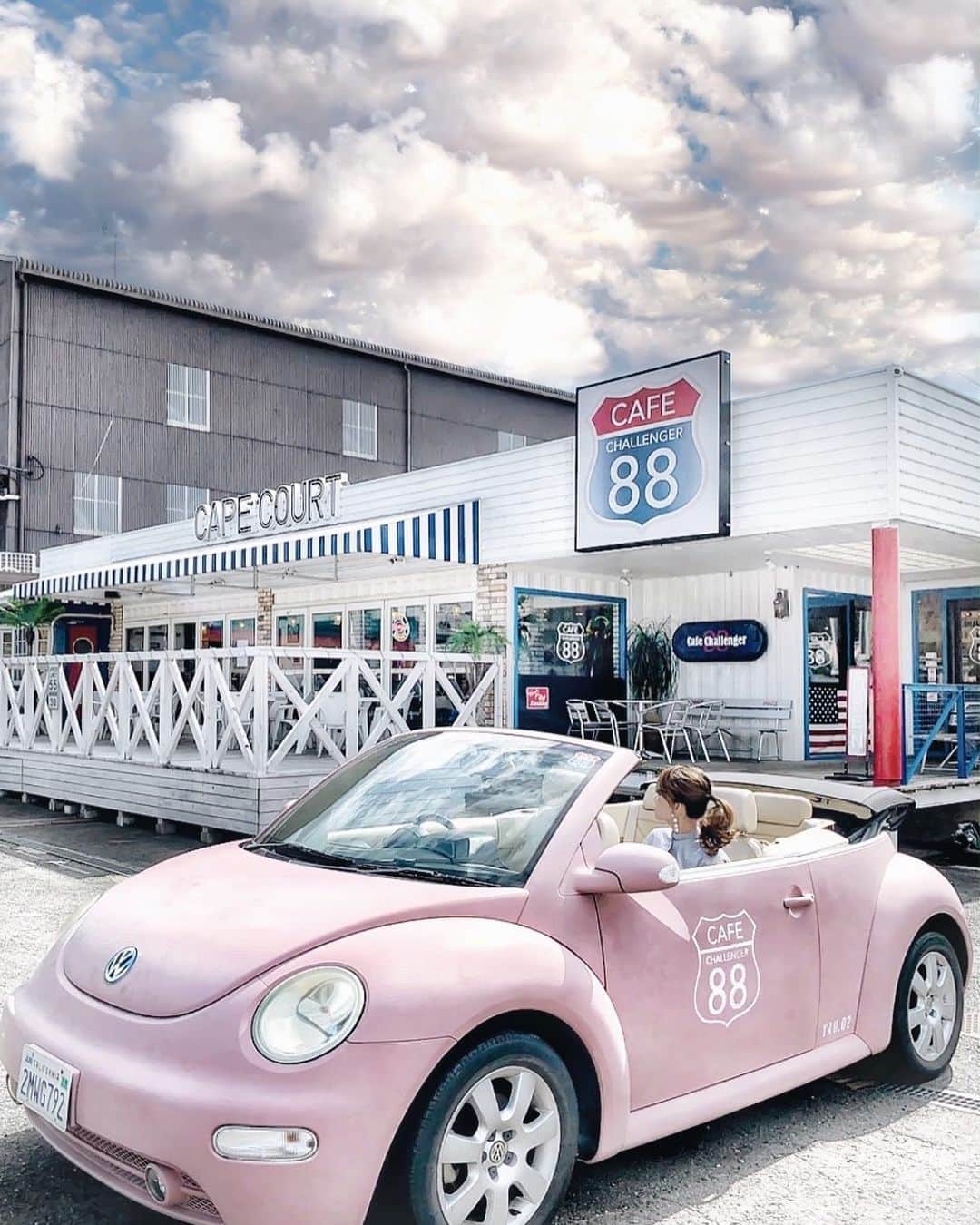 Yukicoさんのインスタグラム写真 - (YukicoInstagram)「💭💭 お空が素敵過ぎまして‥♡♡ ・ 乗ってみたいやん💗 助手席にちゃっかり爆 𓏧𓏧𓏧𓏧𓏧𓏧𓏧𓏧𓏧𓏧𓏧𓏧𓏧𓏧𓏧𓏧𓏧𓏧𓏧𓏧𓏧𓏧𓏧𓏧𓏧𓏧𓏧𓏧𓏧 #building#architecture#streetphotography#wallart#walldecor#gallerywall#walldecoration#postcardsfromtheworld#postcardplaces#prettylittletrips#ladiesgoneglobal#coffeehouse#car#pinkcar#vintage#vintagecar#vintagelover#stylegram#cargram#street#streetphotography#yao#volkswagen#cafechalenger88#フォルクスワーゲン#ピンクワーゲン#八尾カフェ#八尾グルメ#八尾スイーツ#八尾#八尾ランチ」8月8日 22時13分 - yukicolifecom