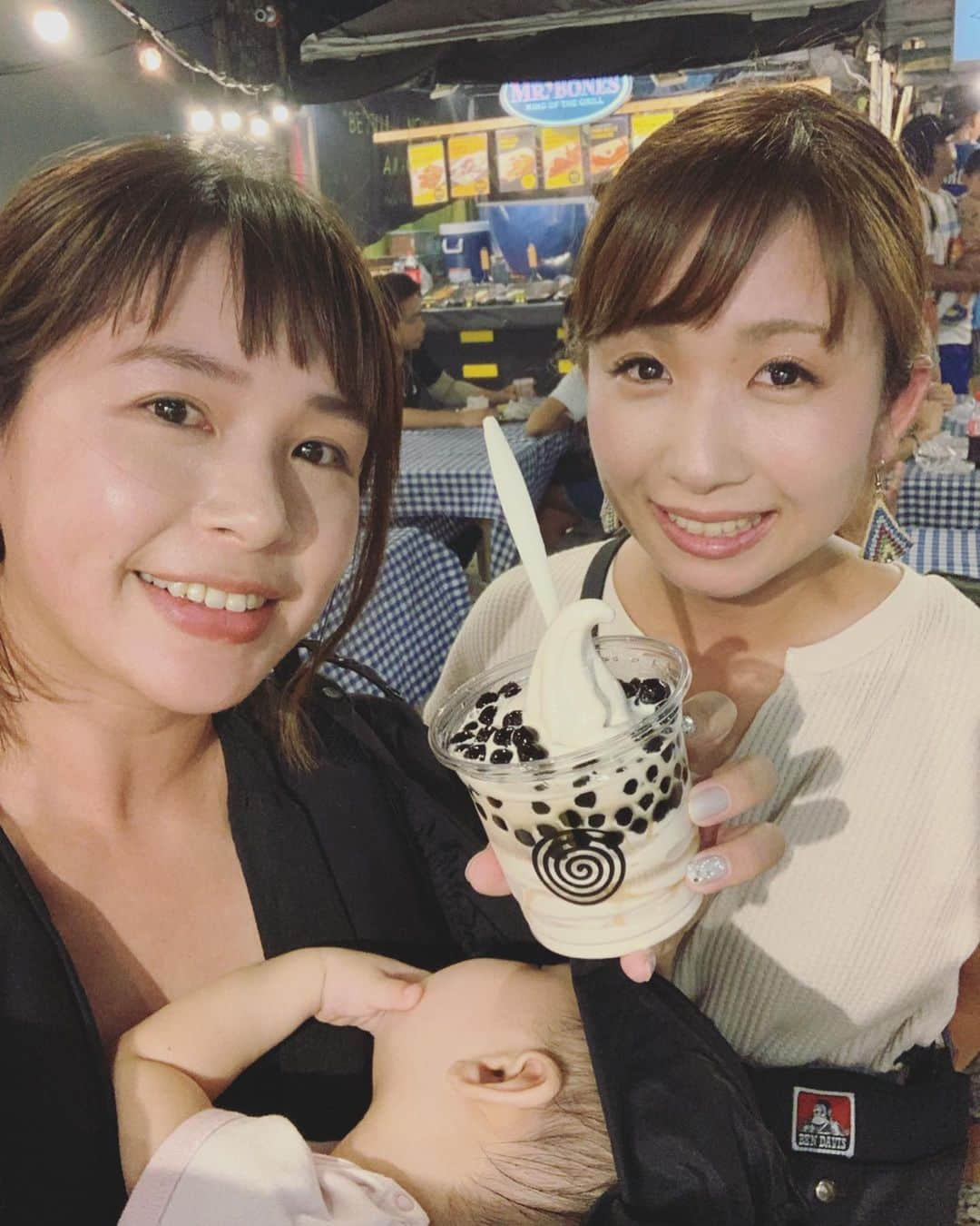 石井あみさんのインスタグラム写真 - (石井あみInstagram)「❂ ついにタピオカはソフトクリームの上にw ミルクティー味のソフトクリームに、もちもちのタピオカの素敵なハーモニー。 ムスメはアイス、私はタピオカと きれいに役割分担して食べました。 ナイトマーケットは暑いので、ビールもアイスも美味しいっ！  ITparkにあるナイトマーケットは、 毎週木曜日から日曜日にオープンしています。 混雑するので、6時前の早い時間がおススメ！座ってゆっくり食べられます。  #sugbomercado #ナイトマーケット #itpark ◇─◇─◇─◇─◇─◇─◇─◇─◇─◇─◇─◇─◇─◇─◇ ［CEBUYOLO〜you only live once〜］ http://www.cebuyolo.com セブ島留学をサポートさせて頂いています。 無料相談はDM、メールにてお待ちしております✰ #cebu#セブ#cebuyolo#セブ島留学#セブ留学#セブ島親子留学#セブ島母子留学#語学留学#母子留学#親子留学#세부#セブ移住#セブ島移住#セブライフ#cebulife#セブグルメ#セブ在住#英語教育#セブ島教育移住#セブ生活#セブ子育て#海外子育て#ママ ◇─◇─◇─◇─◇─◇─◇─◇─◇─◇─◇─◇─◇─◇─◇」8月8日 22時13分 - ami_cebuyolo