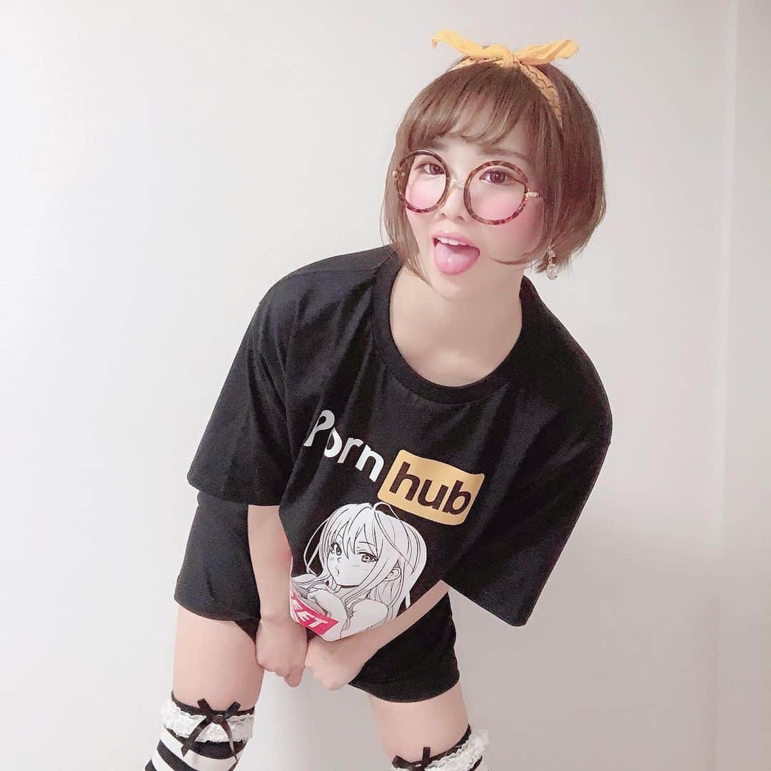 RINGOさんのインスタグラム写真 - (RINGOInstagram)「💛❤️💛 おニューTシャツのえっちな女の子のマネしたかったけど(3枚め) 物理的な無理が生じたのでおなかにロゴにしました😂 スワイプ 👆🏻三三 してね😘 • この絵の女の子きゃわいー❤️❤️❤️ • #stureet #streetfashion #ストリート系女子 #ボーダーニーハイソックス #stureet #customtshirt #pornhub #ポンハブ #エロかわ #やっち #かわいいTシャツ」8月8日 22時14分 - ringoberry