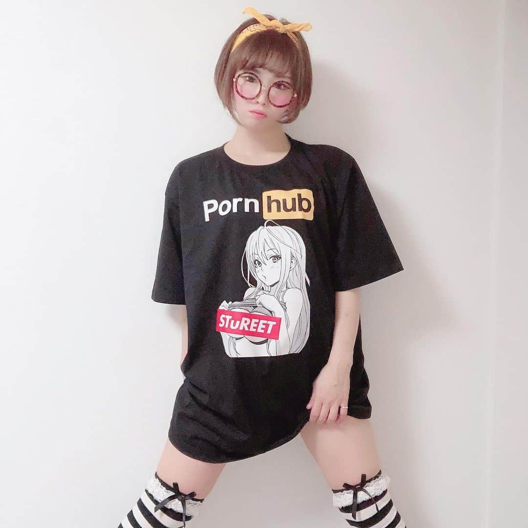 RINGOのインスタグラム：「💛❤️💛 おニューTシャツのえっちな女の子のマネしたかったけど(3枚め) 物理的な無理が生じたのでおなかにロゴにしました😂 スワイプ 👆🏻三三 してね😘 • この絵の女の子きゃわいー❤️❤️❤️ • #stureet #streetfashion #ストリート系女子 #ボーダーニーハイソックス #stureet #customtshirt #pornhub #ポンハブ #エロかわ #やっち #かわいいTシャツ」