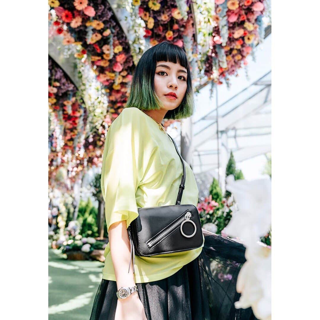 CHARLES & KEITHさんのインスタグラム写真 - (CHARLES & KEITHInstagram)「Take style cues from @gracelsyy and add athleisure undertones to a tulle skirt with sporty sneaks and our two-way belt bag.  Tap to shop now.  #ImwithCHARLESKEITH  Products featured: Velcro slip-on sneakers and ring zip pocket two-way belt bag」8月8日 22時07分 - charleskeithofficial