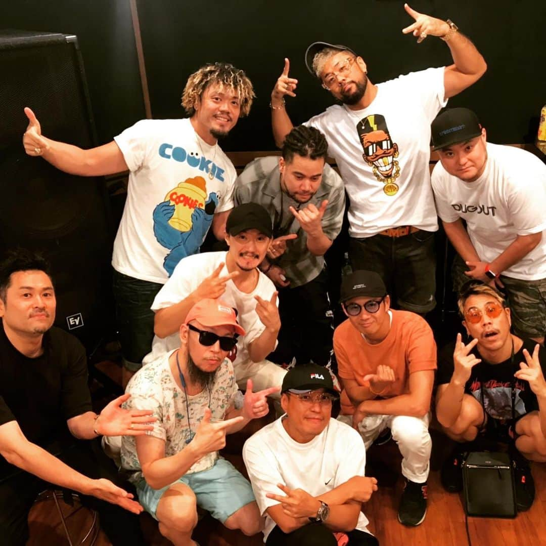 HI-Dさんのインスタグラム写真 - (HI-DInstagram)「今日は8／11、12のシュガシャ公演の仕上げリハーサルでした。 おふざけや楽しい脱線もホッとするほどのシュガシャファミリーの面々。 今日は俺の誕生日だからって事で柄でもないけどセンターにポジショニングさせてもらって撮影。本当はこの前にみんながバースデーソング歌ってくれたんだけど、それは俺だけの宝物にする。😁会場の岡山で沢山のオーディエンスのみんなと会えるの楽しみにしてる。 みんな、どうもありがとう〜！ #あんなバースデーソング最高過ぎるだろ #Birthday #sugarshack #reharsal #会場ではシュガシャのnewグッズもリリースされるのでお楽しみに」8月8日 22時09分 - hid_hideo_jp_suomi