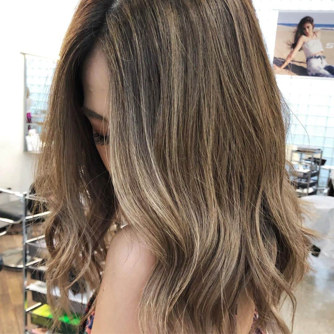 神能裕貴のインスタグラム：「【 超リアル海外ヘアー / バレイライト 】 ハイライトが世の中に蔓延する中で、僕が最もオススメしているのは品のあるハイライトと、バレイヤージュをMIXした海外バレイライトです. 今回はハイライト履歴のある常連のお客様に、バレイライトで超リアル海外スタイルにしました！ ありがとうございました✨ #SHIMA#ハイライト#バレイライト#バレイヤージュ#海外ヘアー」