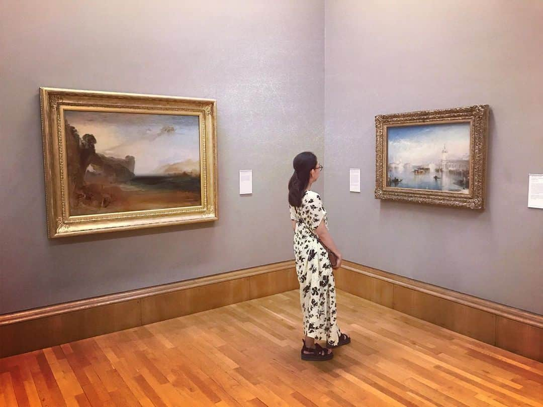 Rie fuさんのインスタグラム写真 - (Rie fuInstagram)「Farewell London (for now), I will miss your irreverence, Turner paintings, and the lovely transport system🇬🇧イギリスを出発する前日、テート・ブリテンのゴッホ展へ。イギリスは食事も交通機関も中世から発達してないけど、アートとパンクな反骨精神は抜群に素晴らしい。この３年間、日本とイギリスの文化、言語、そして音楽を比べて色々と考える所があったので、これから様々なかたちで発信していきたいと思っています！#uk #london #tate #britain #turner #vangogh #art #painting #gallery #museum #starrynight #sunflower」8月8日 22時22分 - riefuofficial